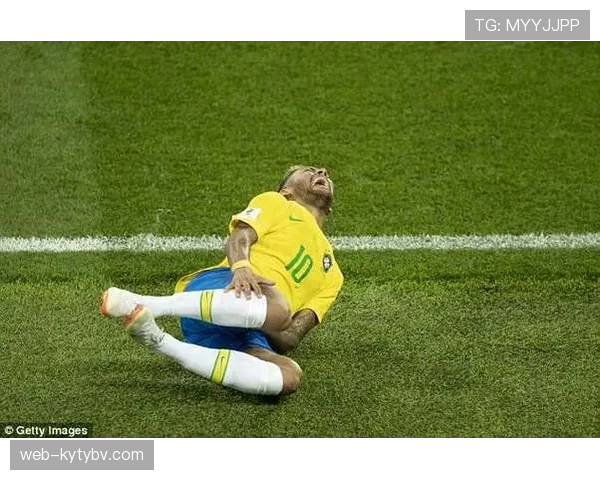 假摔判罚的核心依据：裁判如何识别非接触式倒地行为