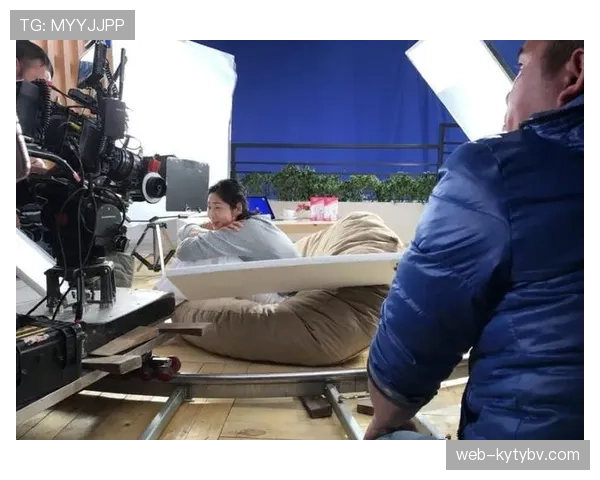 朱婷又发图了，沙发撞脸五星酒店大堂，我的租房押金还没她一个靠枕值钱